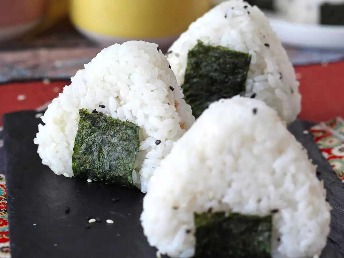 Tonhal onigiri, a kis japán háromszög alakú rizses szendvics - おにぎり - fotó 6