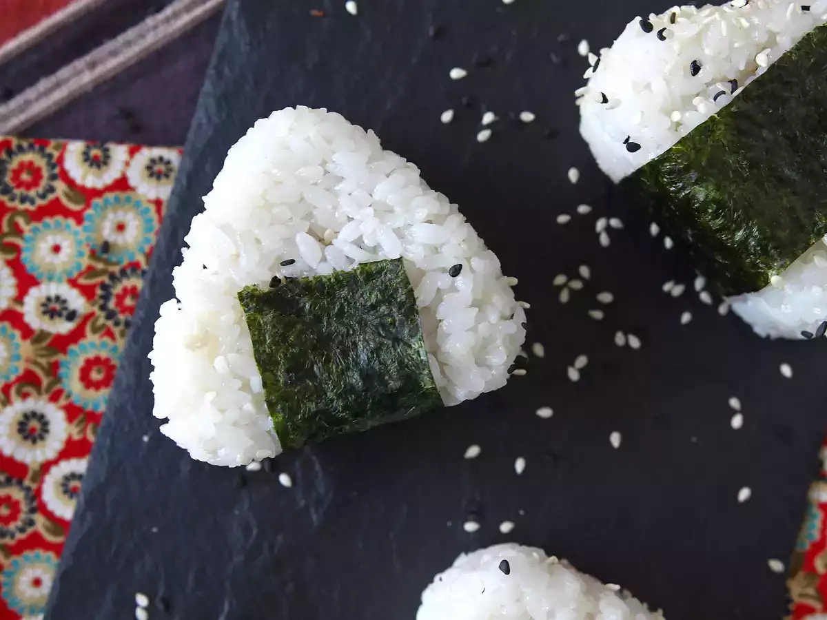 Tonhal onigiri, a kis japán háromszög alakú rizses szendvics - おにぎり - fotó 7