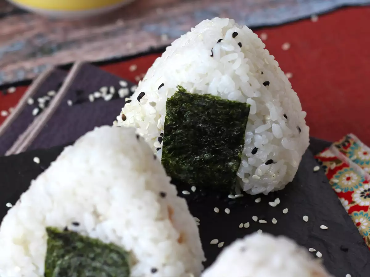 Tonhal onigiri, a kis japán háromszög alakú rizses szendvics - おにぎり - fotó 8