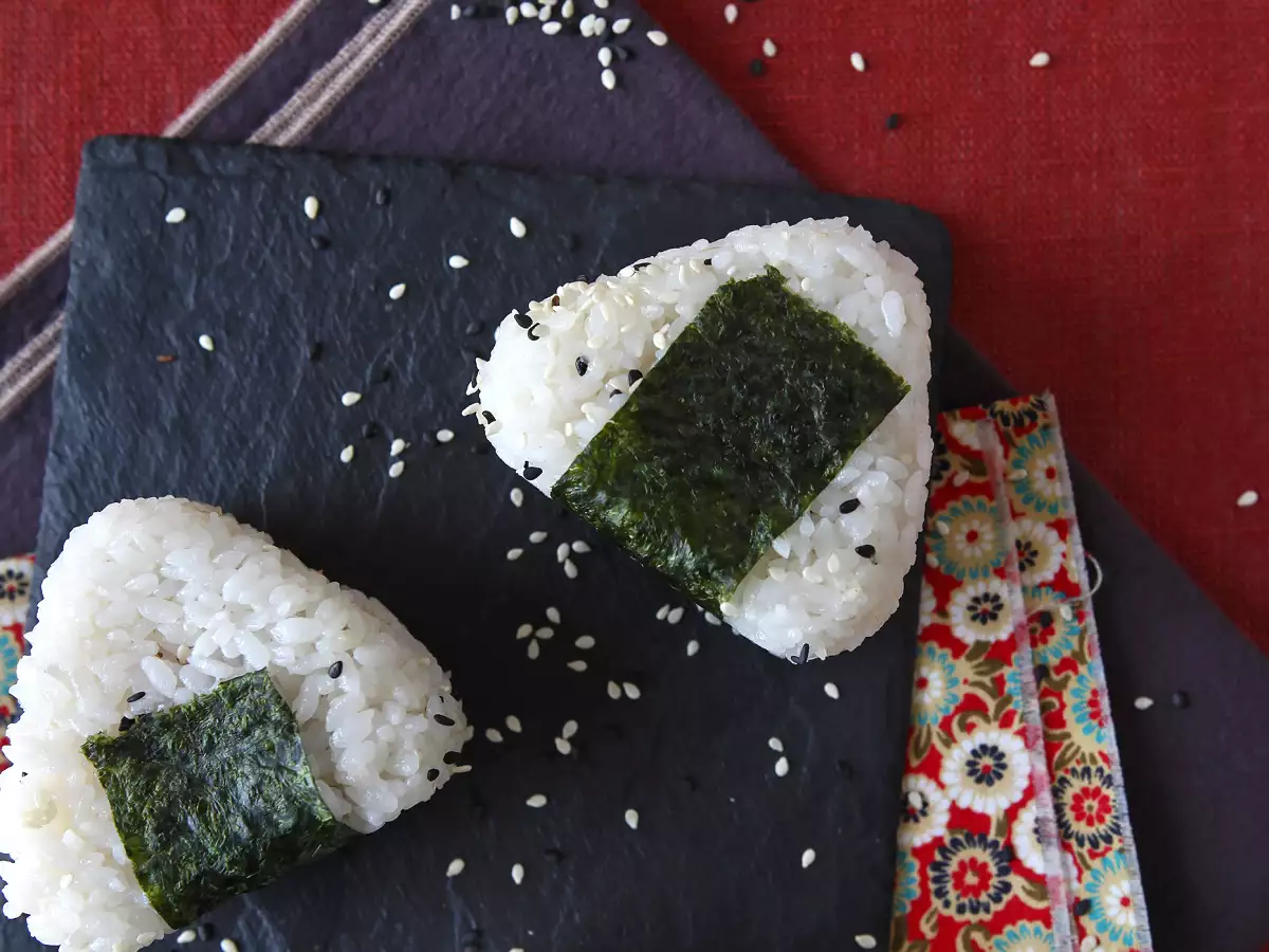 Tonhal onigiri, a kis japán háromszög alakú rizses szendvics - おにぎり - fotó 9