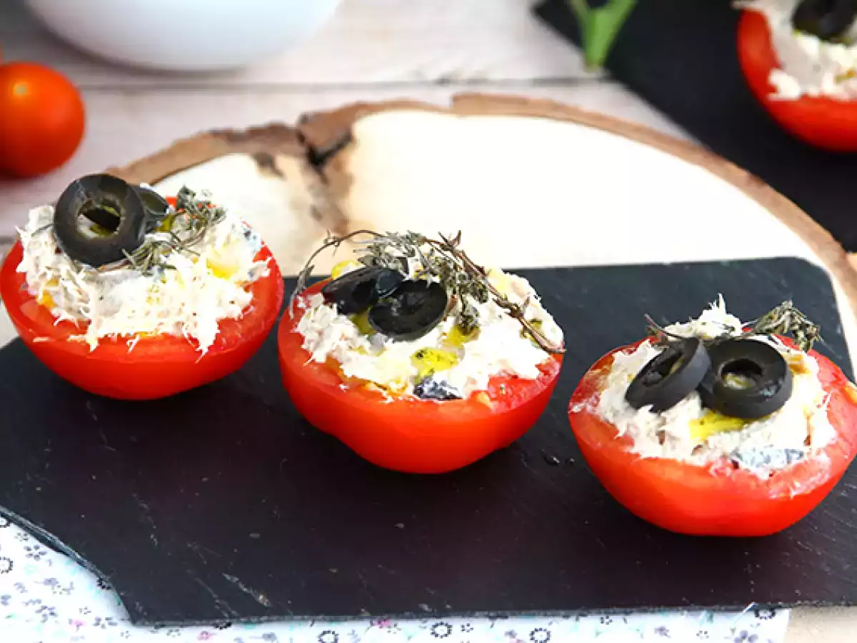 Tonhallal, fromage frais-val és olajbogyóval töltött paradicsom - fotó 2