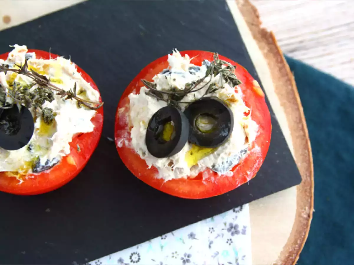 Tonhallal, fromage frais-val és olajbogyóval töltött paradicsom - fotó 3