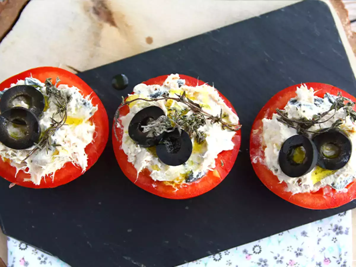 Tonhallal, fromage frais-val és olajbogyóval töltött paradicsom - fotó 4
