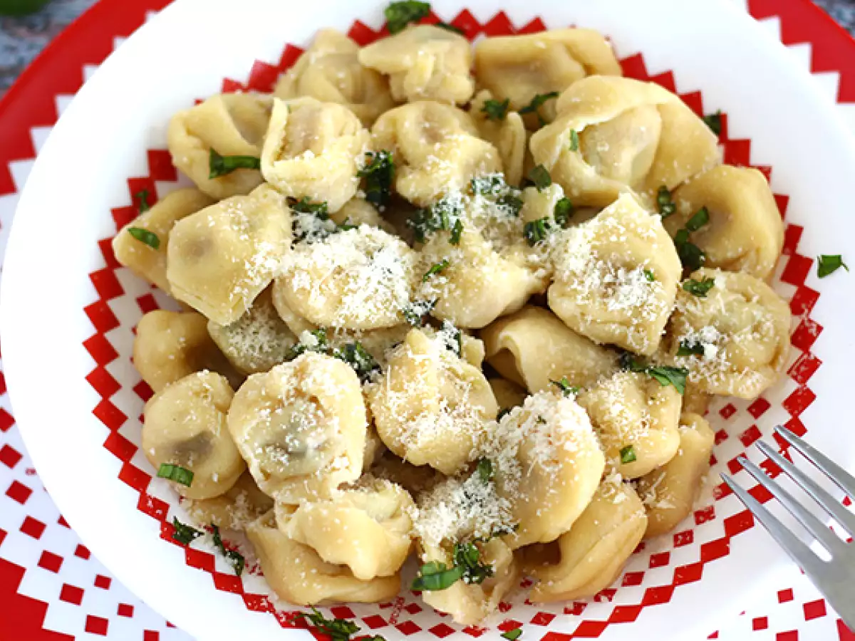 Tortellini parmezánnal, sonkával és bazsalikommal - fotó 2