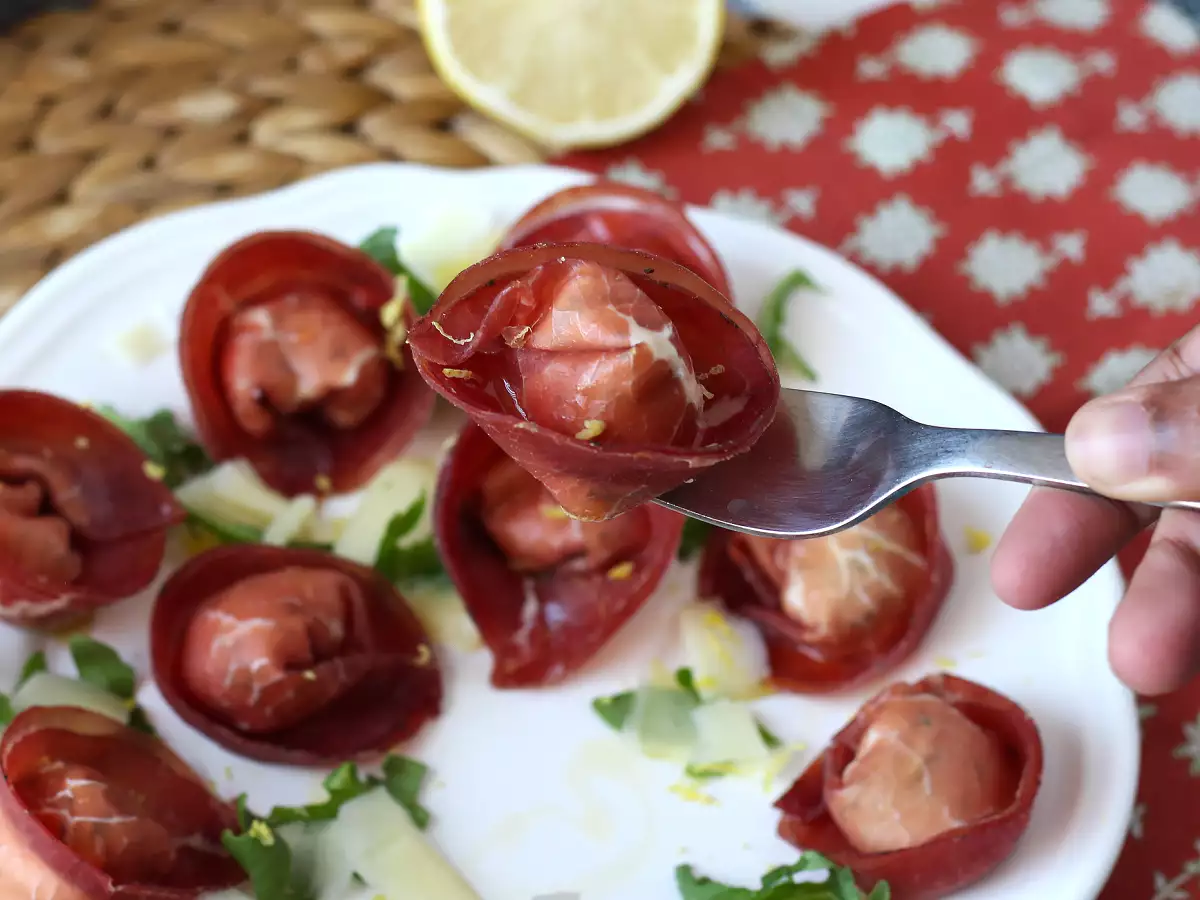 Tortelloni di bresaola töltött rukkolával és ricotta sajttal: finom és 10 perc alatt kész! - fotó 2