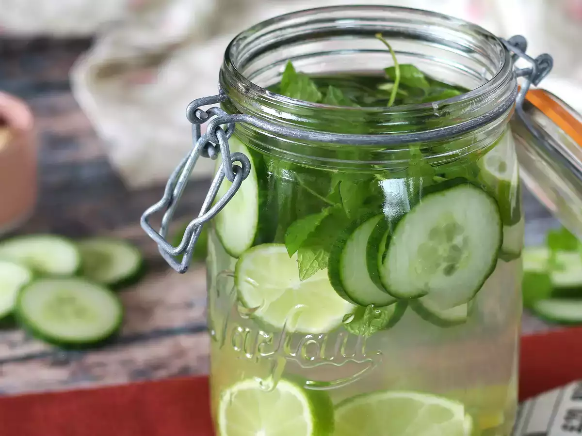 Uborka, lime, menta és gyömbér ízesítésű víz - fotó 2