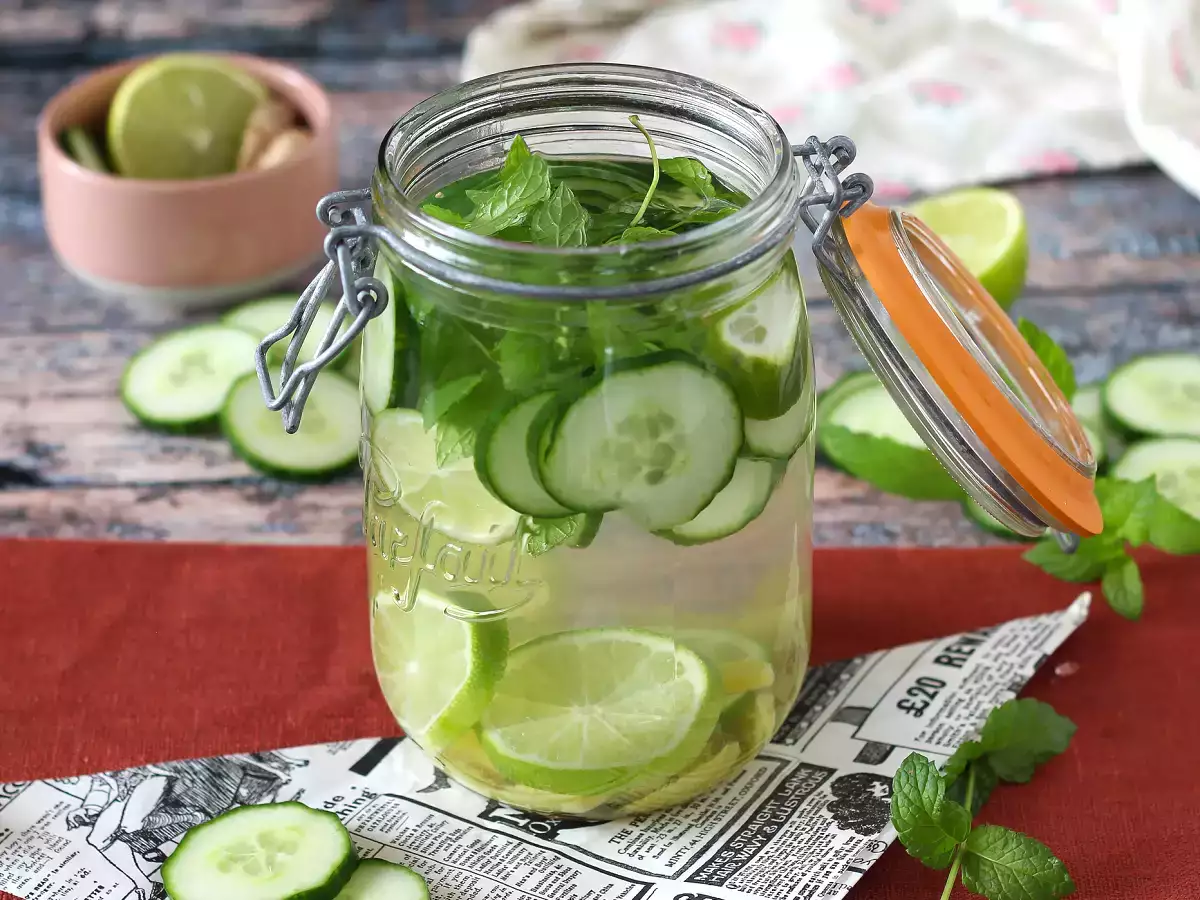 Uborka, lime, menta és gyömbér ízesítésű víz - fotó 3