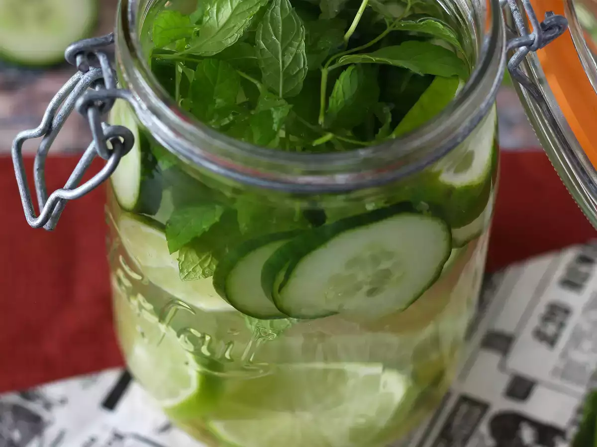Uborka, lime, menta és gyömbér ízesítésű víz - fotó 4