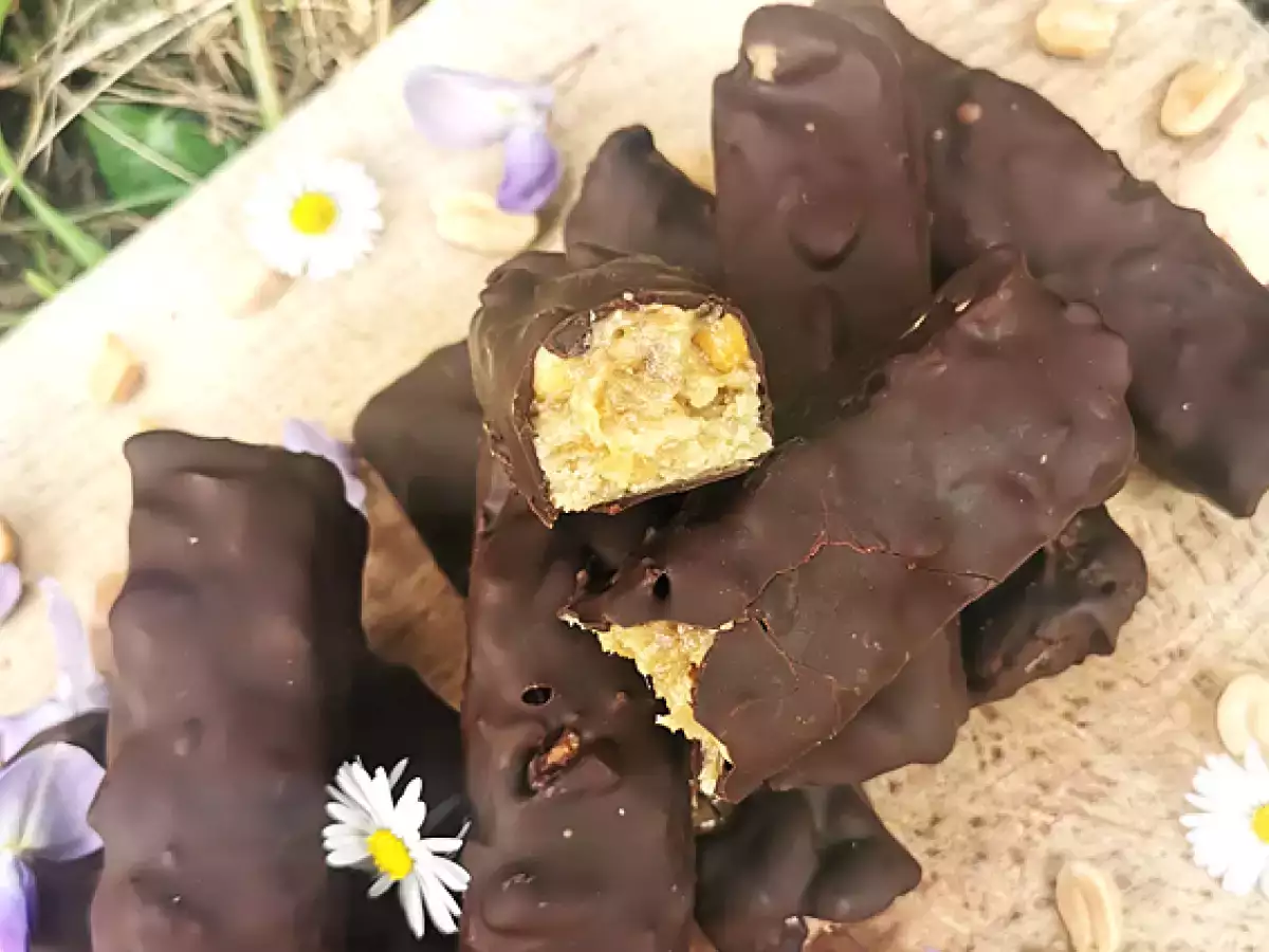 Vegán és gluténmentes házi készítésű Snickers szeletek