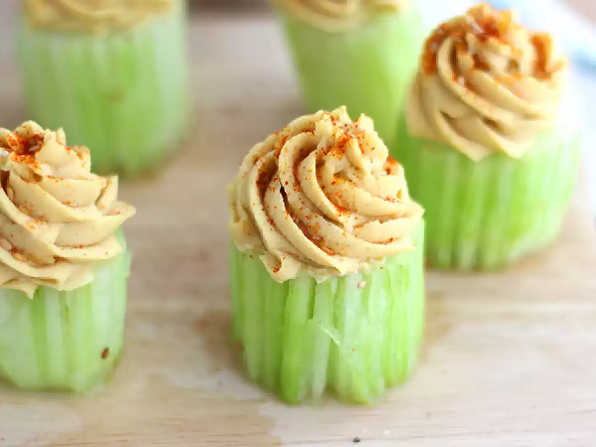 Vegán uborka és humusz cupcakes
