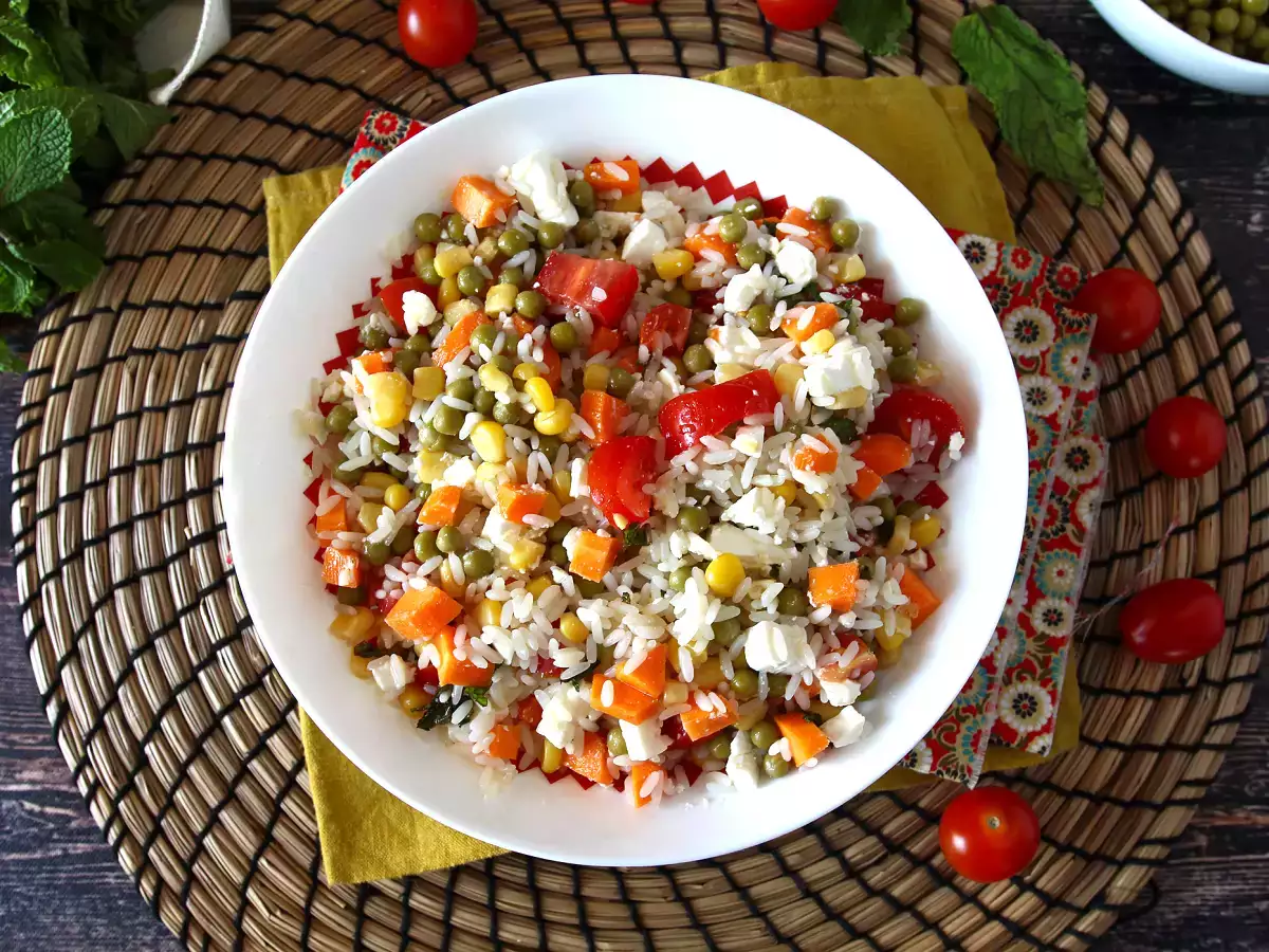 Vegetáriánus rizssaláta: feta, kukorica, sárgarépa, borsó, cseresznyeparadicsom és menta. - fotó 2