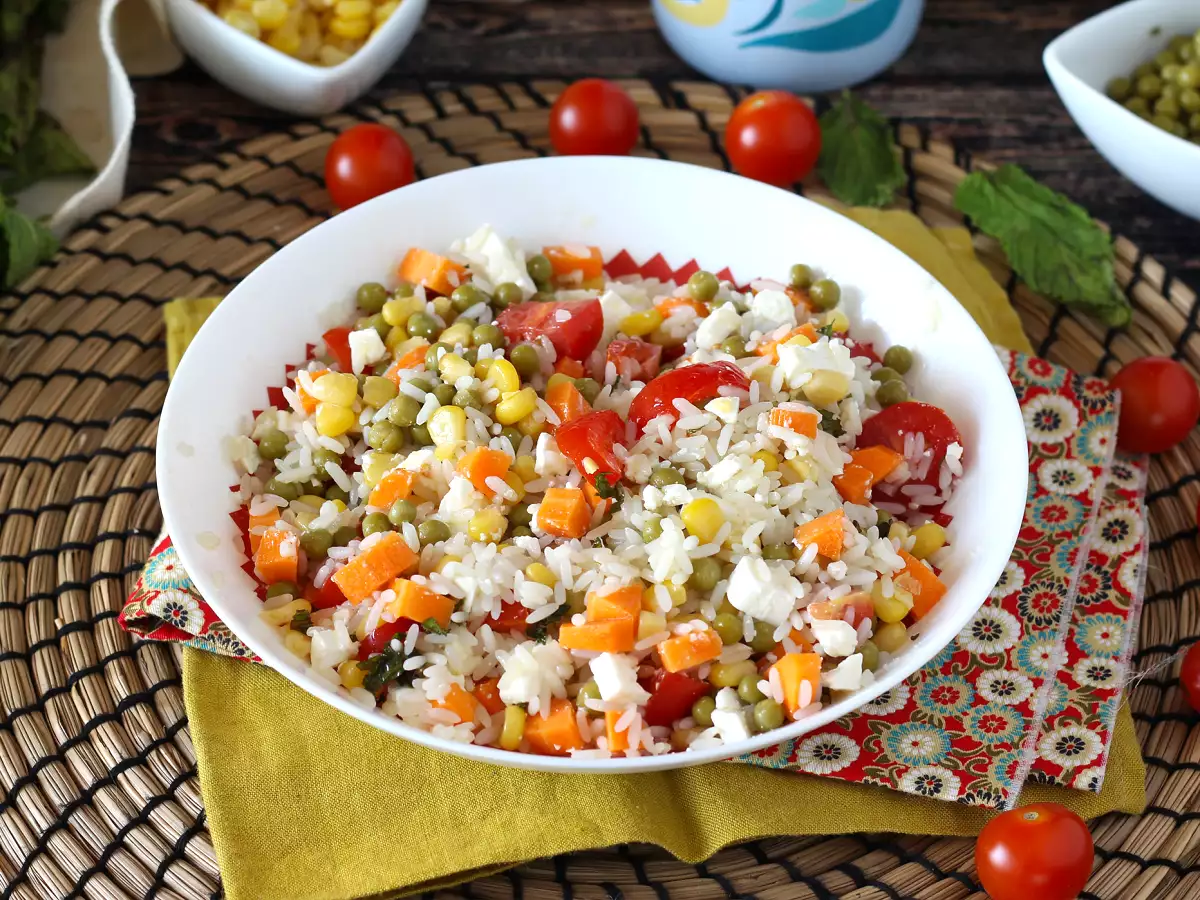 Vegetáriánus rizssaláta: feta, kukorica, sárgarépa, borsó, cseresznyeparadicsom és menta. - fotó 3