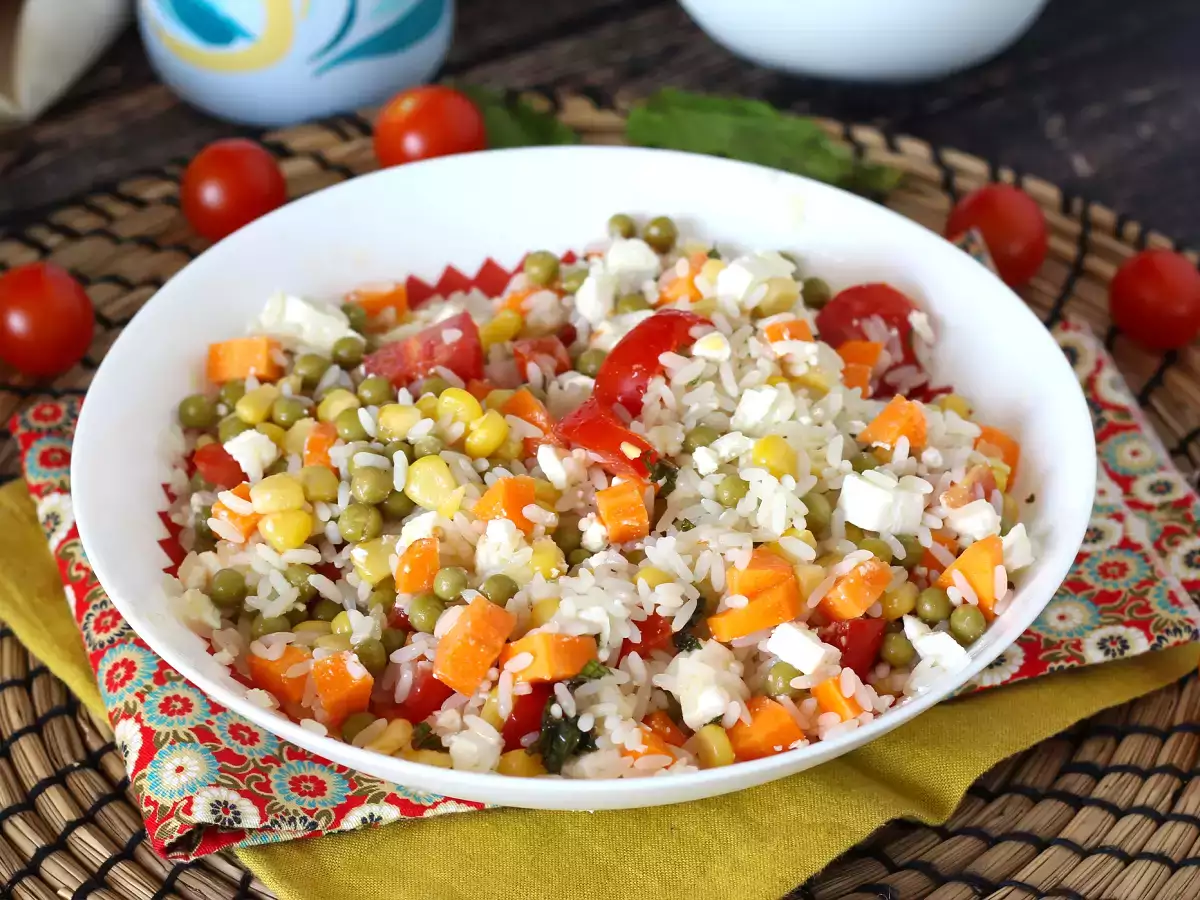 Vegetáriánus rizssaláta: feta, kukorica, sárgarépa, borsó, cseresznyeparadicsom és menta. - fotó 5