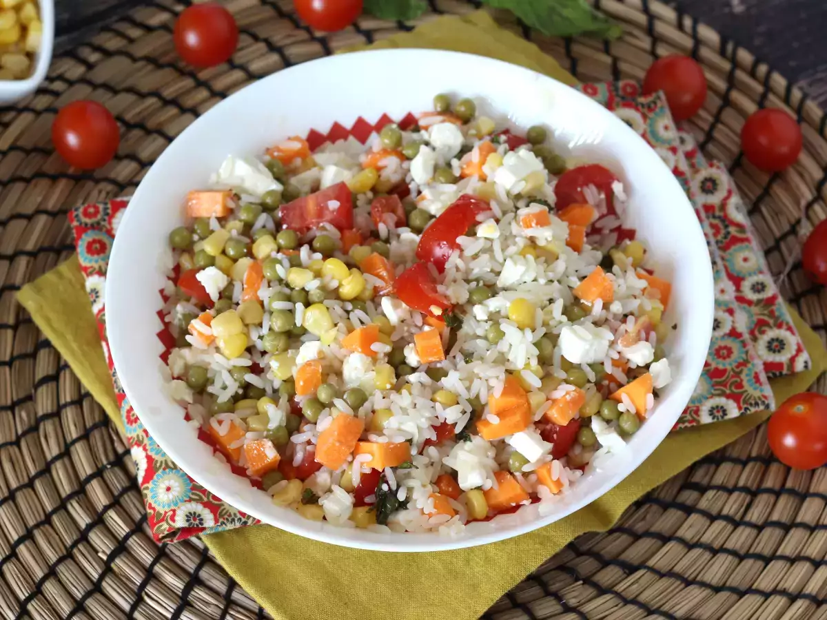 Vegetáriánus rizssaláta: feta, kukorica, sárgarépa, borsó, cseresznyeparadicsom és menta. - fotó 6