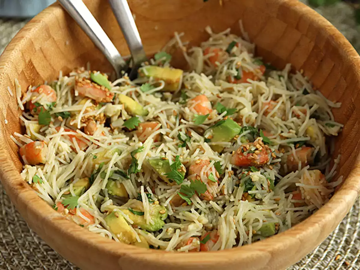 Vermicelli, garnéla, avokádó, tojás és koriander saláta - fotó 3