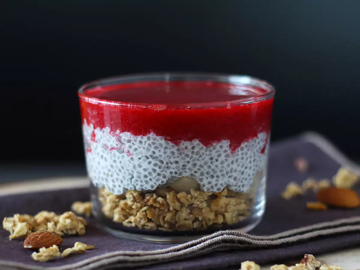 Verrines chia puding kókusztejjel, málnával és granolával - fotó 2