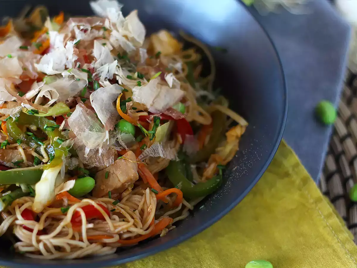 Yakisoba, kevergetve sült tészta zöldségekkel - fotó 2