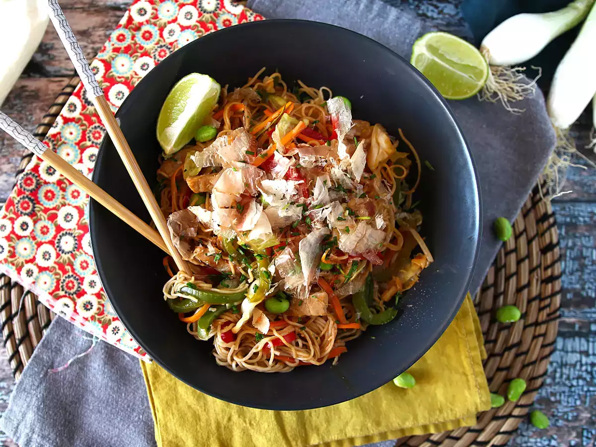 Yakisoba, kevergetve sült tészta zöldségekkel - fotó 3