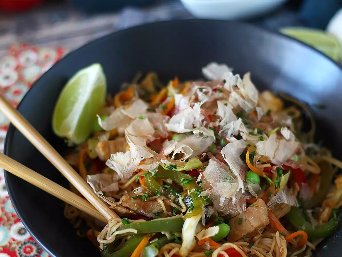 Yakisoba, kevergetve sült tészta zöldségekkel - fotó 4